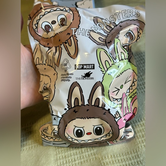 AUTHENTIC PopMart Labubu The Monsters Exciting Macaroon V1 plush - Picture 3 of 9